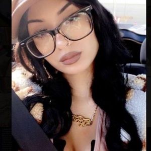 Meet your Posher, Naomi